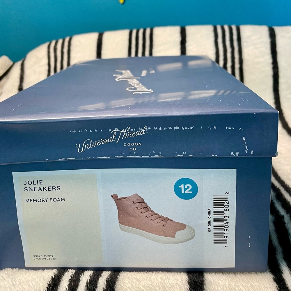 NWT Universal thread sneakers